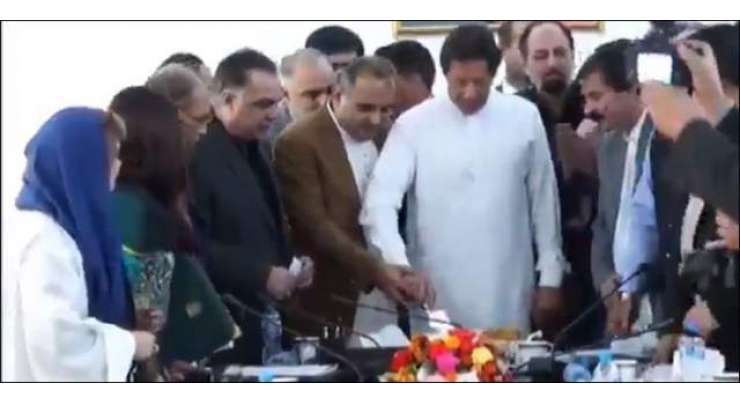 وزیراعظم عمران خان کا ہندو برادری کے ساتھ اظہار یکجہتی، دیوالی کا کیک کاٹا
