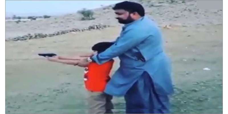 وزیر داخلہ  بلوچستان نے بچوں کے ہاتھ میں پستول تھما دی