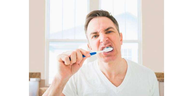 دانت صاف کرنے سے پہلے برش کو گیلا کرنا چاہیے یا نہیں؟ ایک نئی بحث شروع ..