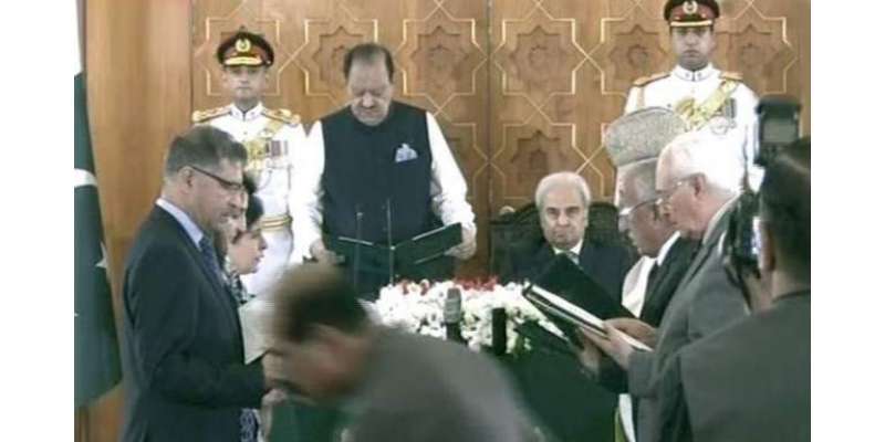 حکومتی امور چلانے کے لیے نگراں وفاقی کابینہ کے 6 اراکین نے حلف اٹھالیا