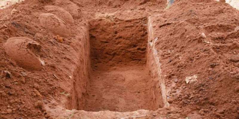 سندھ کے شہر ٹھٹھہ کے تاریخی قبرستان میں خزانے کی تلاش کے چکر میں نامعلوم ..