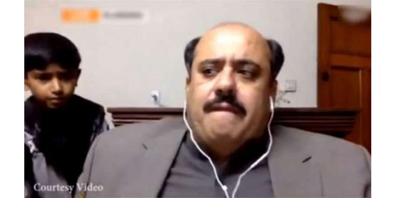 پاکستانی پروفیسر لائیو انٹرویو کے دوران بیٹے کی انٹری پر برہم، ویڈیو ..