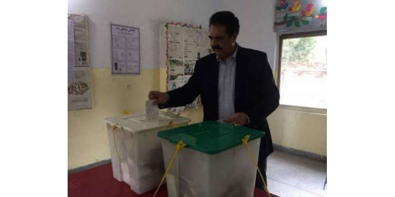 سابق آرمی چیف راحیل شریف نے حلقہ این اے129 میں قطار میں کھڑے ہو کر ووٹ ..