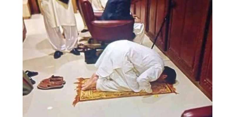 نومنتخب وزیر اعظم عمران کا سجدہ شکر،ملک کی تعمیر اور ترقی کیلئے دعا ..