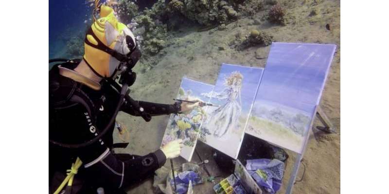 ذہین مصور ہ نے سمندر میں غوطہ خوری کے دوران منفرد فن پارے تخلیق کر لیے