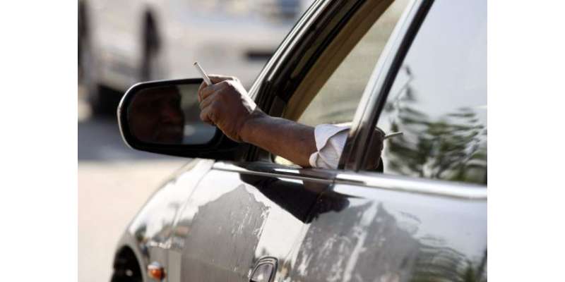 دبئی کی شاہراہوں پر سگریٹ پھینکنے پر 500 درہم جرمانہ عائدکرنے کا فیصلہ