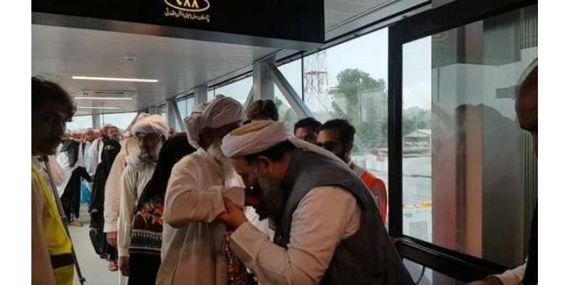 وفاقی وزیر برائے مذہبی اُمور کا ہاتھ چوم کر پشاور ائیرپورٹ پر حجاج ..