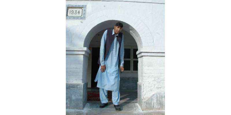 پاکستان کا طویل ترین آدمی کسمپرسی کی حالت میں زندگی گزارنے پر منظور