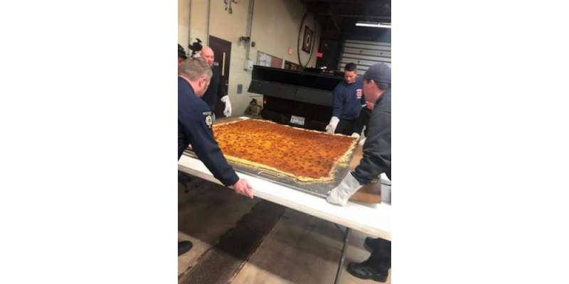 مشی گن کے ایک پیزا بنانے والے شخص نے سب سے بڑا پیزا بنانے کا ریکارڈ توڑ ..