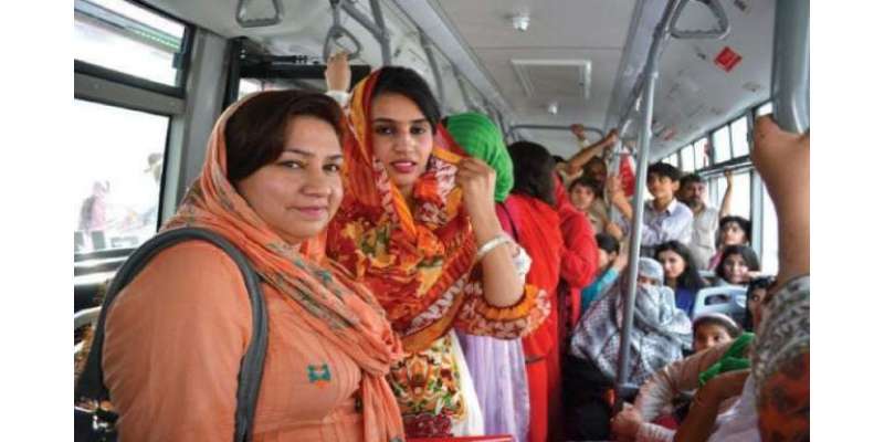 میٹرو بس میں خواتین کے لیے سفر کرنا عذاب بن گیا