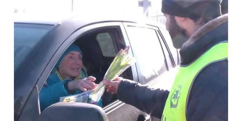 عالمی یوم خواتین پر روسی پولیس کا خواتین کیلئے دلچسپ تحفہ، گلاب کے ..