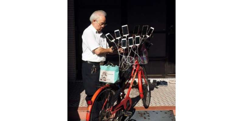 دادا جی اپنی سائیکل پر 11 سمارٹ فونز باندھے پوکیمون گو کھیلتے رہتے ہیں