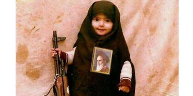 مسلح بچی اور خمینی کی تصویرزیر گردش ، ایرانیوں نے اپنا دشمن پہچان لیا