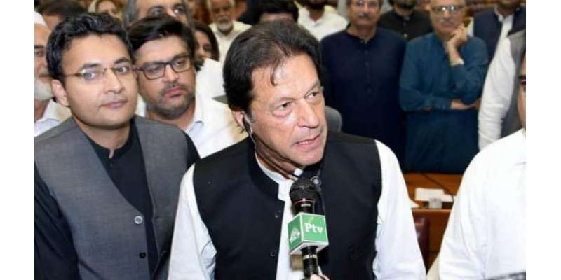 عمران خان کالی واسکٹ اور روایتی شلوار قمیض میں ملبوس تھے