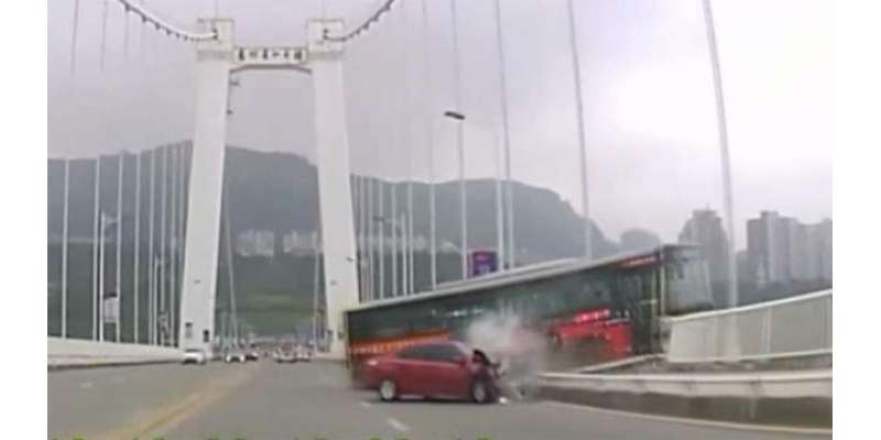 چین : چلتی گاڑی میں خاتون اور ڈرائیور کے درمیان جھگڑا ، بس بے قابو ہوکر ..