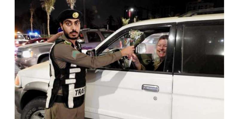 سعودی پولیس کا خواتین ڈرائیورز کو خراجِ تحسین پیش کرنے کے لیے زبردست ..
