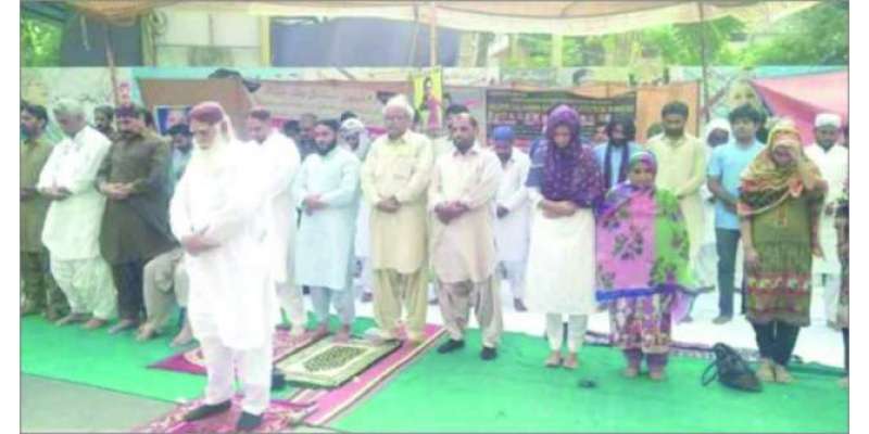 عیدکے موقع پر مرد و خواتین کے اکٹھے نماز پڑھنے کی تصاویر وائرل