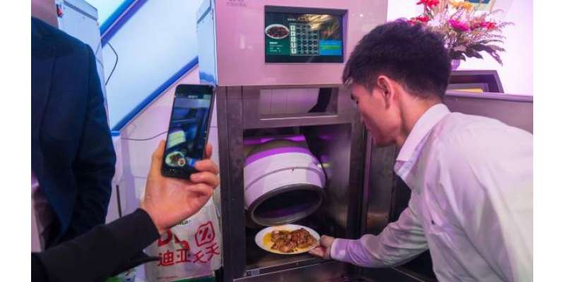 بیوی کے طعنوں سے تنگ آکر چینی شخص نے سمارٹ روبوٹ باورچی بنا لیا