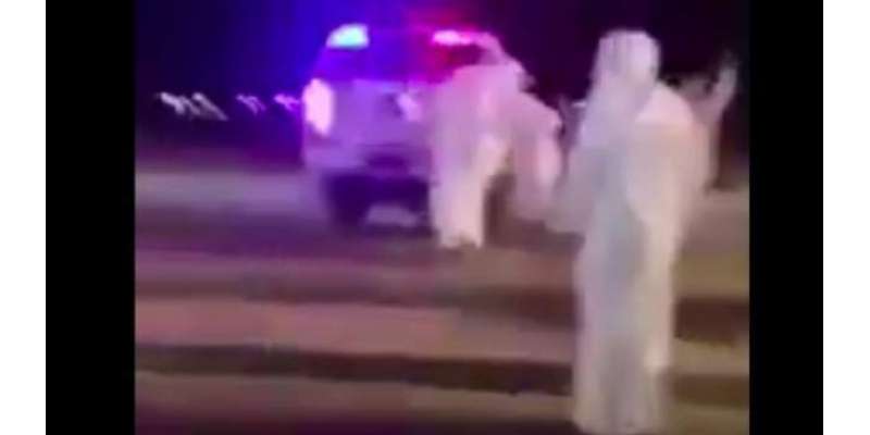 عرب نوجوانوں کے ایک گروہ کی کویت پولیس پر پتھر پھینکنے کی ویڈیو وائرل