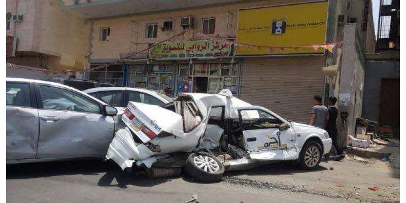 پاکستانی ڈرائیور غضبناک ہو کر سعودی گاڑیوں پر چڑھ دوڑا