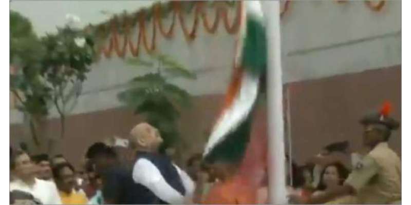 بھارتی جنتیہ پارٹی کے صدر سے پرچم کُشائی کی تقریب میں ترنگا گر گیا