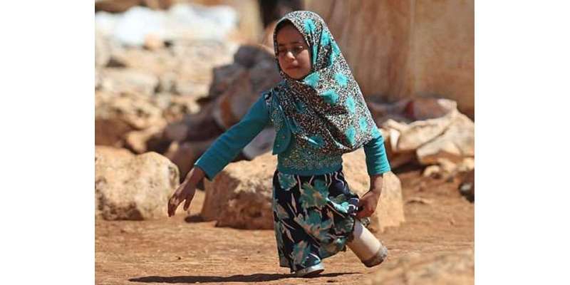 شام کے پناہ گزین باپ نے اپنی معذور بیٹی کیلیے مصنوعی ٹانگیں تیار کرلیں