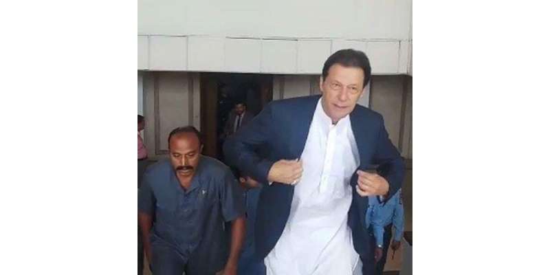 قومی اسمبلی اجلاس، عمران خان گہرے نیلے رنگ کا کوٹ، شلوار قمیض اور چپل ..