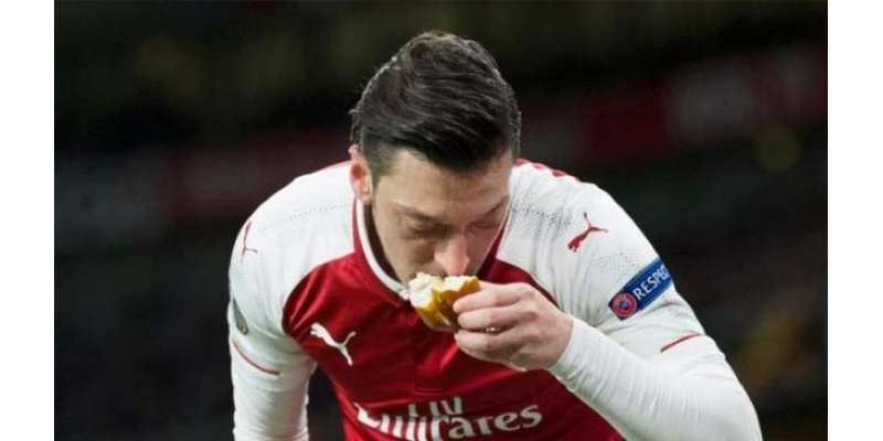 مسلم فٹبالر کا گراﺅنڈ میں پڑے ڈبل روٹی کے ٹکڑے کو چومنے کا اقدام سراہا ..