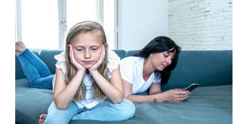 جو والدین موبائل فون کا زیادہ استعمال کرتے ہیں وہ اپنے بچوں کے برے رویوں ..