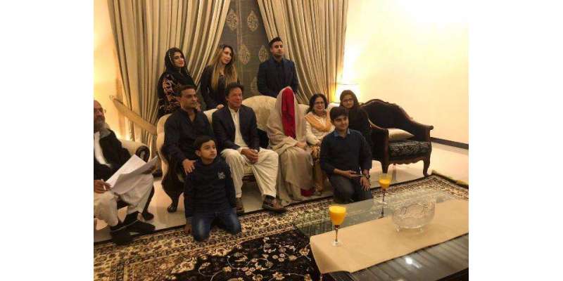 عمران خان کی تقریب نکاح،تصاویرمیں مریم ریاض اورفرح کھڑی ہیں