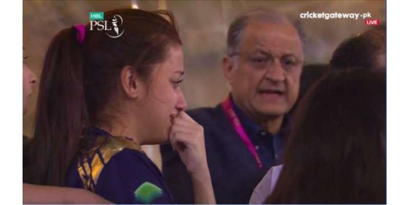 کوئٹہ گلیڈی ایٹرز کی خاطر اسٹیڈیم میں موجود زار و قطار رونے والی لڑکی ..