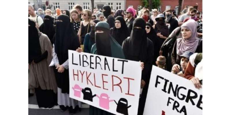 ڈنمارک میں برقع اور نقاب پر پابندی کے خلاف فیشن ماڈلز کا منفرد احتجاج