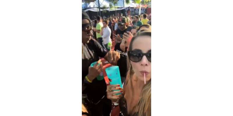 فیسٹیول کے دوران سیلفی ویڈیو  میں ایک شخص خاتون کے مشروب میں  کوئی  چیز ..