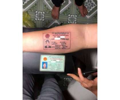 ہمیشہ شناختی کارڈ بھول جانے والے نوجوان   نے اپنے  بازؤں  پر اس کا ٹیٹو ..