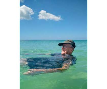 فلوریڈا کے شخص نے اپنی 93 ویں سالگرہ پہلی بار سمندر میں نہا کر منائی