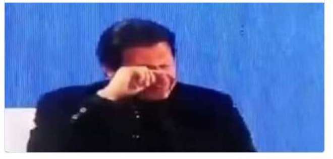 نجی ٹی وی کے لائیو پروگرام میں وزیر اعظم عمران خان کی آنکھیں نم ہو گئیں
