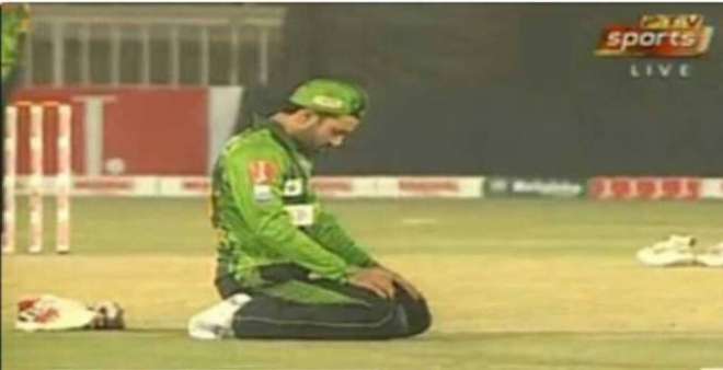 پاکستان ون ڈے کپ،محمد رضوان کی گراﺅنڈ میں نماز ادا کرنے کی تصویر سوشل میڈیا پر وائرل