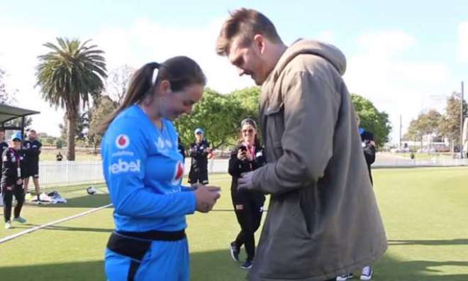 خاتون آسٹریلوی کرکٹر کو میدان میں ہی شادی کی پیش کش