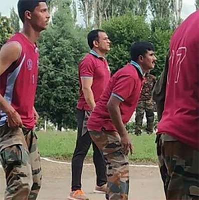 دھونی مقبوضہ کشمیر کی بگڑتی صورتحال سے بے خبر فوجیوں کیساتھ والی بال کھیلنے میں مصروف