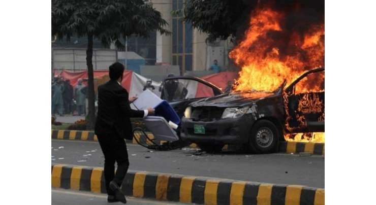 پی آئی سی پر حملہ‘پنجاب حکومت کا تباہ شدہ گاڑیوں کے نقصان کا ازالہ کرنیکا اعلان