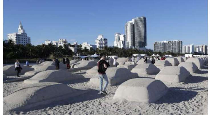 فنکار نے فلوریڈا کے ساحل پر ریت کی  حقیقی سائز کی کاروں سے ٹریفک جام کر دیا