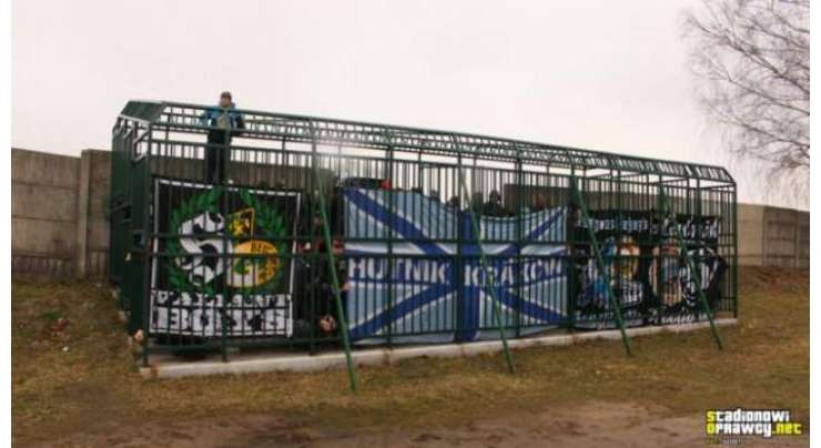 پولینڈ کے فٹ بال کے شائقین کو پنجروں میں بند کر کے میچ دیکھنے پر مجبور کیا جانےلگا