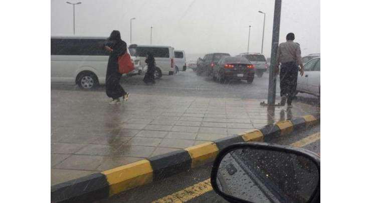 سعودی عرب میں بارش سے کئی علاقے زیر آب آ گئے