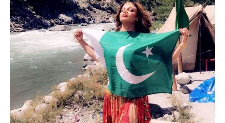 پاکستانی پرچم تھامے راکھی ساونت کی تصاویر نے نیا تنازعہ کھڑا کردیا