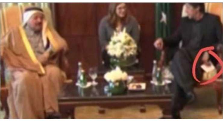 دورہ قطر کے دوران وزیراعظم عمران خان کے ہاتھ میں ''پرچی'' کی نشاندہی