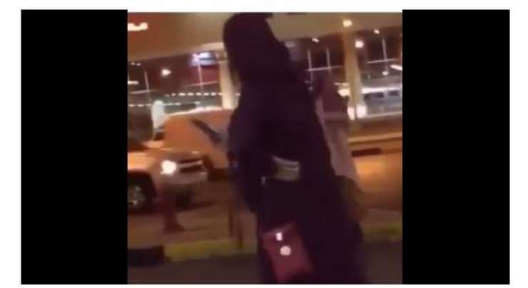 سعودی عرب میں جنونی شخص نے بے پردہ خاتون کو جُوتا دے مارا