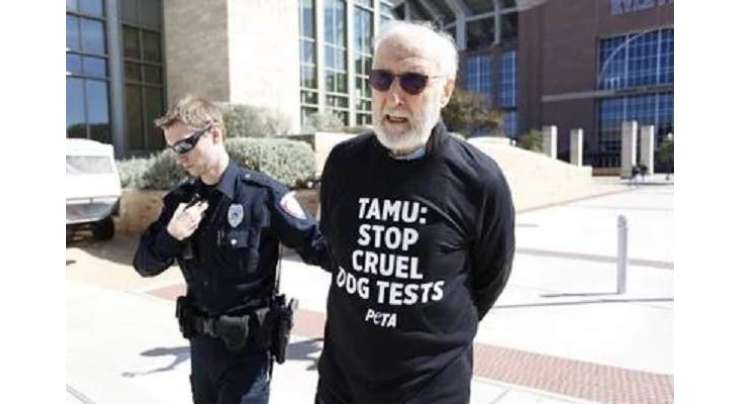 اداکار جیمز کروم ویل ٹیکساس میں جانوروں کے حقوق بارے احتجاج کرتے ہوئے گرفتار