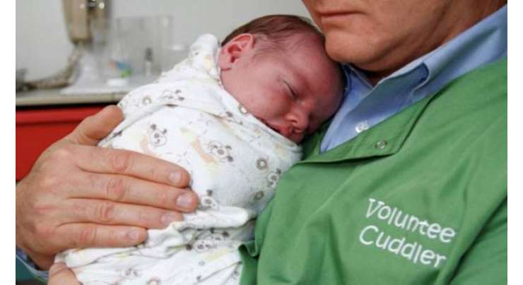 نشے کی لت کے ساتھ پیدا ہونے والے نوزائیدہ بچوں کو بہلانے کے لیے امریکا بھر کے ہسپتالوں میں رضاکاروں کی ضرورت بڑھنے لگی۔