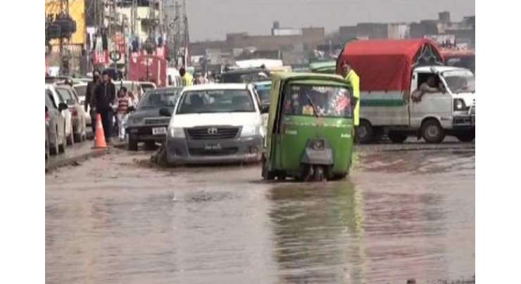 پشاورمیٹروبس منصوبے میں نکاسی آب کا نظام نہ ہونے کے باعث سڑک تالاب بن گئی