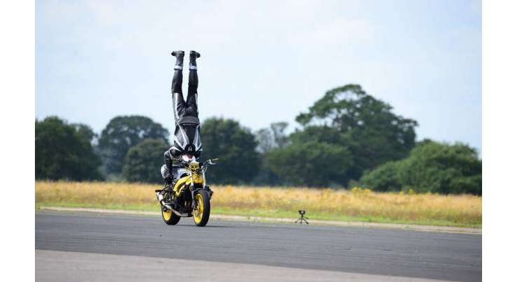 سٹنٹ رائیڈر نے سر کے بل تیز ترین موٹرسائیکل چلانے کا عالمی ریکارڈ بنا لیا